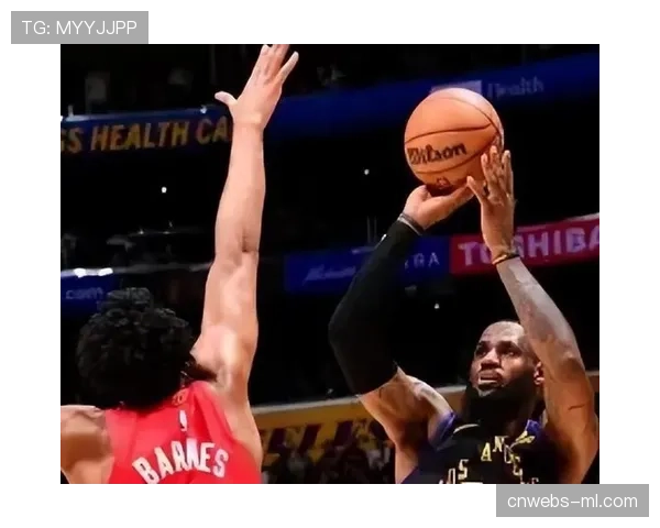 特写镜头：萨博尼斯后场长传精准制导，默里完成跨场转换扣篮